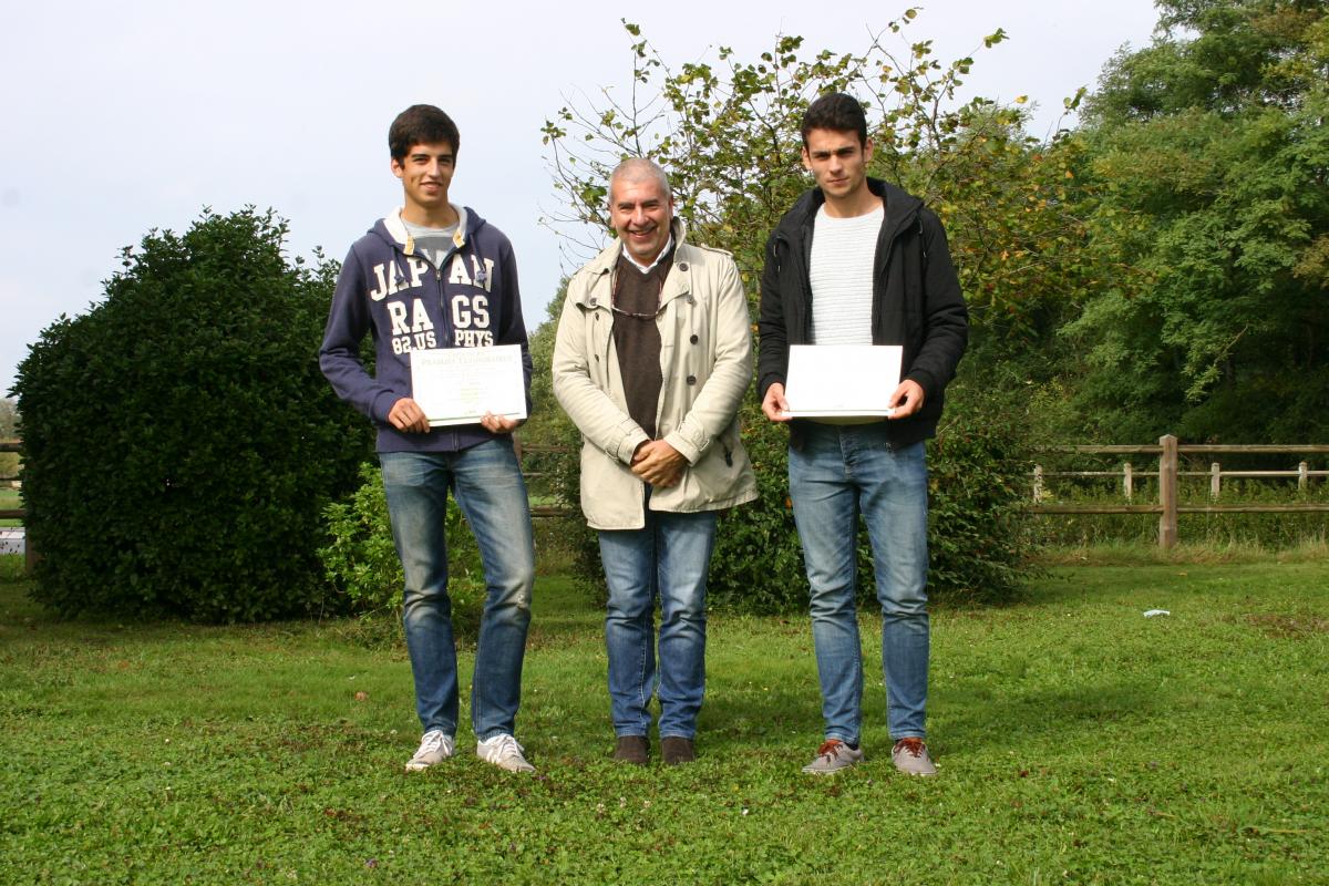 Jean Yves MOINEREAU, enseignant à l’ESA d’Angers, entouré de ses deux étudiants Thomas Cornuault et Julien Grellier, lauréats du Concours prairies 2014-2015
