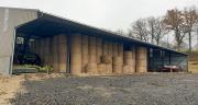 Le retard de livraison de leur hangar a contraint Kevin et Jean-Marie Imbert à stocker leur fourrage dans la stabulation. © S.Billaud/Media et Agriculture Le retard de livraison de leur hangar a contraint Kevin et Jean-Marie Imbert à stocker leur fourrage dans la stabulation. © S.Billaud/Media et Agriculture