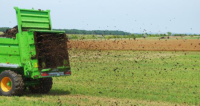 Le fumier est de plus en plus recherché par les céréaliers pour sa capacité à enrichir la vie microbienne du sol. Crédit photo : N. Chemineau/Pixel image Le fumier est de plus en plus recherché par les céréaliers pour sa capacité à enrichir la vie microbienne du sol. Crédit photo : N. Chemineau/Pixel image