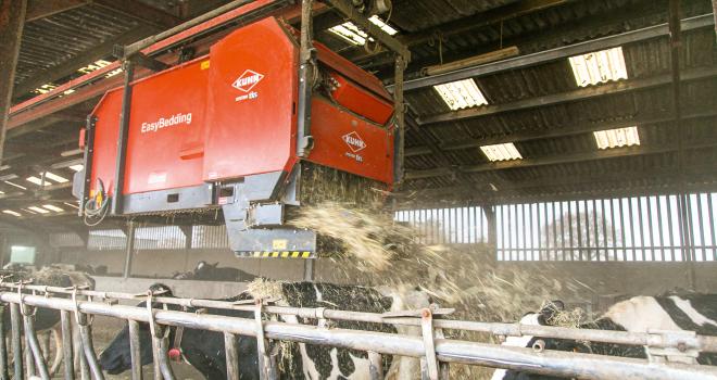 Guillaume Avril a investi dans un robot pailleur. CP : W.Deschamps/Pixel6TM