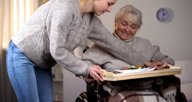 L’allocation journalière de proche aidant (AJPA) indemnise la réduction ou la cessation d’activité professionnelle pour accompagner un proche fragilisé. CP : motortion/Adobe Stock
