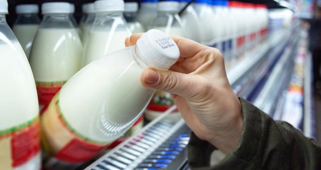 25 % du lait biologique sont valorisés sous forme de lait liquide. CP : Adobe Stock.