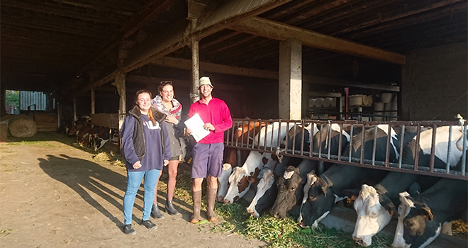 Marie Bovagne et Anaïs Demolis étudiantes en BTS ACSE à l’Iseta Poisy ont participé au concours prairies organisé par le Gnis.
