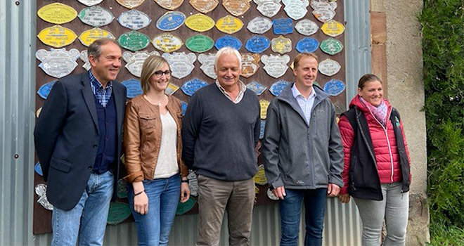 De gauche à droite : Michel Coqué, directeur général de Metz Evénements ; Anne-Sophie L’Huillier, Jean-Claude L’Huillier éleveur de charolais à Lidrezing ; Stéphane Ermann, vice-président de la chambre d’agriculture de Moselle et Christelle Vaillant, conseillère pour les petits ruminants (ovins/caprins) à la chambre d’agriculture de Moselle. CP : DR De gauche à droite : Michel Coqué, directeur général de Metz Evénements ; Anne-Sophie L’Huillier, Jean-Claude L’Huillier éleveur de charolais à Lidrezing ; Stéphane Ermann, vice-président de la chambre d’agriculture de Moselle et Christelle Vaillant, conseillère pour les petits ruminants (ovins/caprins) à la chambre d’agriculture de Moselle. CP : DR