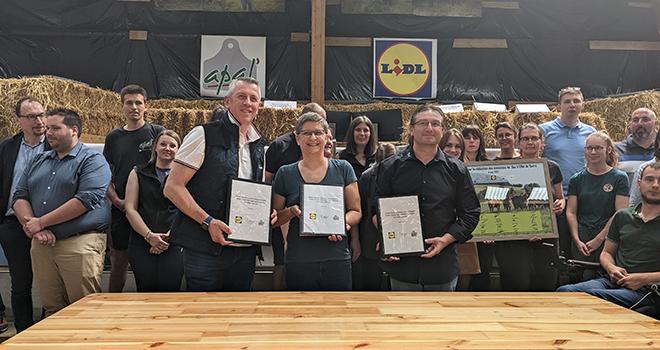 Michel Biero, directeur exécutif achat et marketing pour Lidl France, Catherine Brocas, représentante de FCAA et ingénieure à l’Idele, et Stéphane Peultier, président de l’Apal, ont signé un contrat carbone, devant les personnels de l’Apal et les éleveurs engagés. © Agathe Legendre / Terroir Est Michel Biero, directeur exécutif achat et marketing pour Lidl France, Catherine Brocas, représentante de FCAA et ingénieure à l’Idele, et Stéphane Peultier, président de l’Apal, ont signé un contrat carbone, devant les personnels de l’Apal et les éleveurs engagés. © Agathe Legendre / Terroir Est