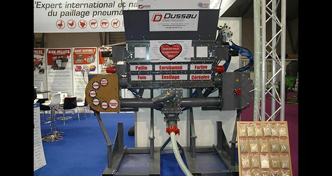 Le système de distribution Cœur éco paille et fourrage, dont un prototype était présenté pendant toute la durée du Space, conjugue simultanément le paillage et la distribution des aliments et de tous les fourrages. CP : D. Bodiou/Pixel6TM Le système de distribution Cœur éco paille et fourrage, dont un prototype était présenté pendant toute la durée du Space, conjugue simultanément le paillage et la distribution des aliments et de tous les fourrages. CP : D. Bodiou/Pixel6TM