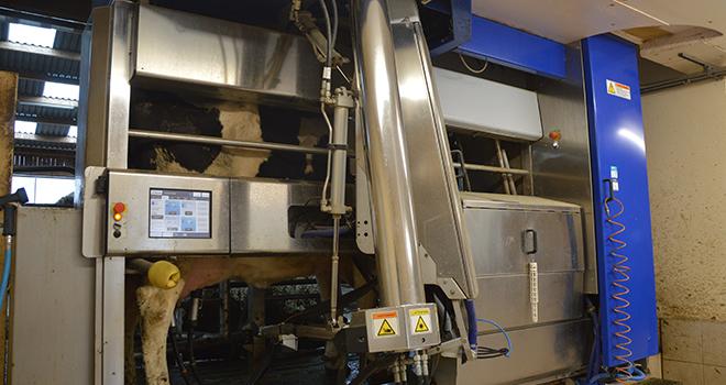 Sur la ferme de Derval, les fuites d’air du robot généraient au quotidien 5 € de surconsommation électrique... soit 1 800 €/an. ©H.Flamant/Terroir Est Sur la ferme de Derval, les fuites d’air du robot généraient au quotidien 5 € de surconsommation électrique... soit 1 800 €/an. ©H.Flamant/Terroir Est.