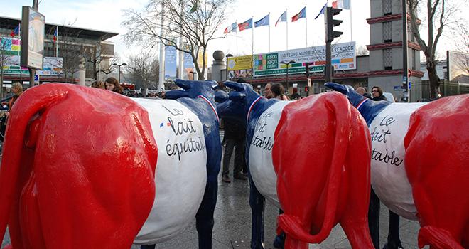 Une action de promotion du lait équitable FaireFrance s'est tenue aux portes du Salon de l'agriculture. Ce lait apporte une plus-value de 10 centimes/litre aux producteurs. Photo: N. Tiers/Pixel image Une action de promotion du lait équitable FaireFrance s'est tenue aux portes du Salon de l'agriculture. Ce lait apporte une plus-value de 10 centimes/litre aux producteurs.