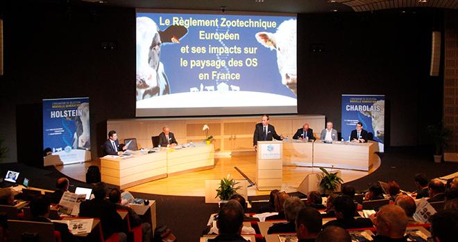 Gènes Diffusion a saisi l’opportunité donnée par le nouveau RZE pour créer deux nouveaux orga-nismes de sélection en races holstein et charolais. Présentation aux partenaires le 12 juin dernier. ©Photo : Gènes Diffusion Gènes Diffusion a saisi l’opportunité donnée par le nouveau RZE pour créer deux nouveaux orga-nismes de sélection en races holstein et charolais. Présentation aux partenaires le 12 juin dernier. ©Photo : Gènes Diffusion