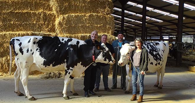 Bernard Bihain, patron de Genclis, Joris Erzen, directeur de la ferme, Christophe Pioche, responsable élevage bovin et Lydie Saunier, présidente de l’Alpa, ont noué un partenariat autour du troupeau laitier. ©JL.Masson/Le Paysan Lorrain Bernard Bihain, patron de Genclis, Joris Erzen, directeur de la ferme, Christophe Pioche, responsable élevage bovin et Lydie Saunier, présidente de l’Alpa, ont noué un partenariat autour du troupeau laitier. ©JL.Masson/Le Paysan Lorrain